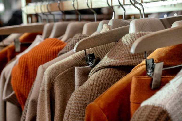 Em vez de comprar produtos de 'fast fashion', é melhor alugar roupas ou comprar de segunda mão em brechós.