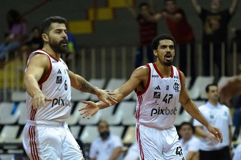 Dois jogadoes do Flamengo em quadra durante a partida