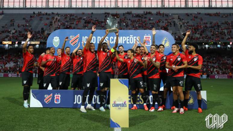 Elenco do Athletico com a ''Taça dos Campeões''. 