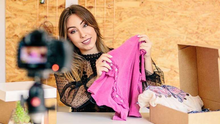 A prática do 'haul', com o influenciador retirando das caixas diversas peças de roupa compradas e mostrando para seus seguidores, é uma visão conhecida nos vídeos postados na internet