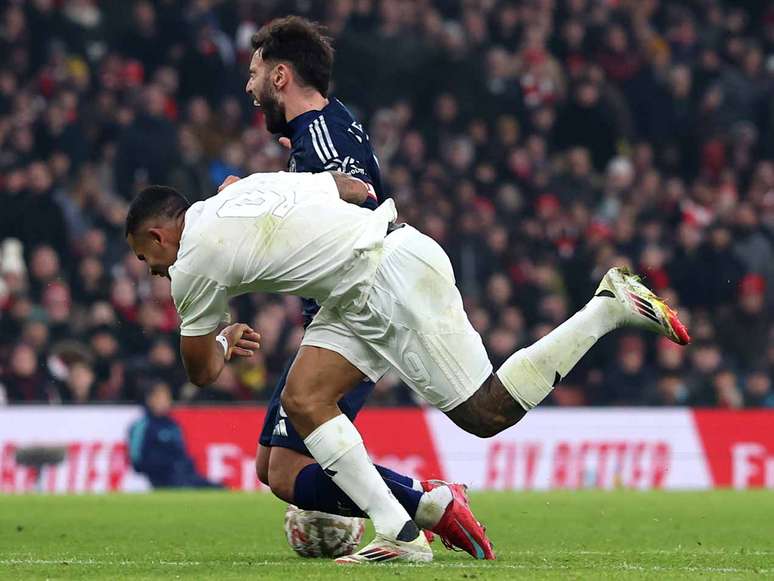 Este é o momento em que Gabriel Jesus (de branco) sofre a lesão que o tira de campo. Foi uma disputa de bola com Buno Fernandes.