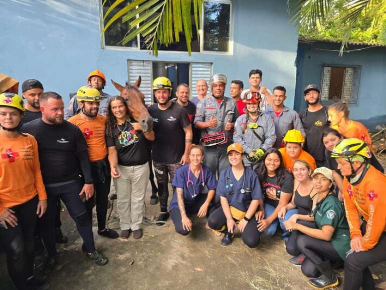 Equipes mobilizadas para o resgate do cavalocassino em casaPeruíbe.