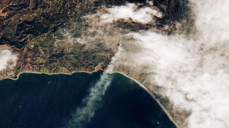 Os ventos quentes e secos de Santa Ana sopram fortemente do deserto da Califórnia, levando fumaça para o mar