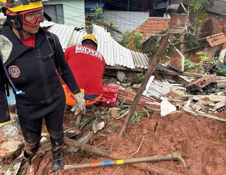 Deslizamentos de terra após temporal deixam mortoscódigo opcional betanoIpatinga (MG)