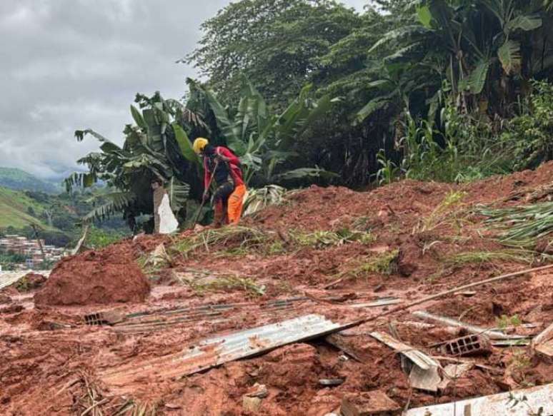 Deslizamentos de terra após temporal deixam mortoscódigo opcional betanoIpatinga (MG)