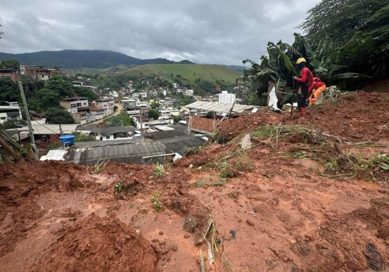 Deslizamentos de terra após temporal deixam mortoscódigo opcional betanoIpatinga (MG)