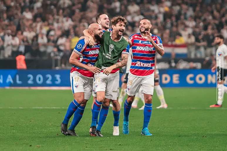 Zé Welison comemora gol pelo Fortaleza. 