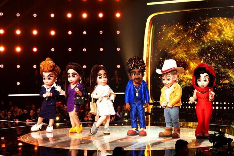 Mascarados no palco do The Masked Singer 2025. Os personagens são inspirados em novelas da Globo.