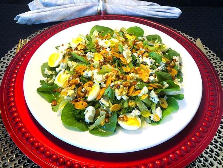 SALADA VERDE CROCANTE COM OVINHOS E GORGONZOLA