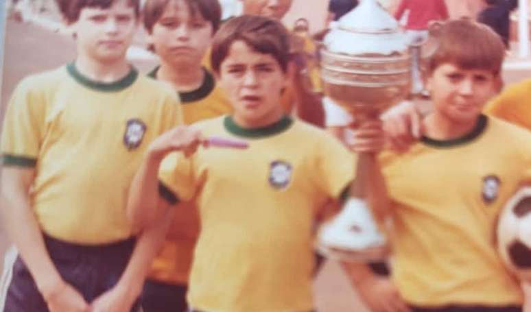 Celso Portiollisportingbet aposta gratisfoto de criança: apaixonado por futebol, trocou terrenos batidos pelos estúdios do SBT. Na imagem, ele é o primeiro da esquerda.