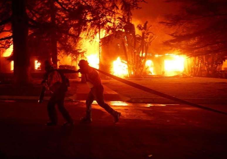 Os bombeiros estavam lutando contra o relógio para combater os incêndios.