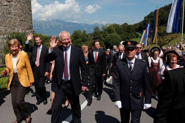 O príncipe Hans-Adam 2º de Liechtenstein (o terceiro, à direita) exerce grandes poderes, que são compartilhados com o povo