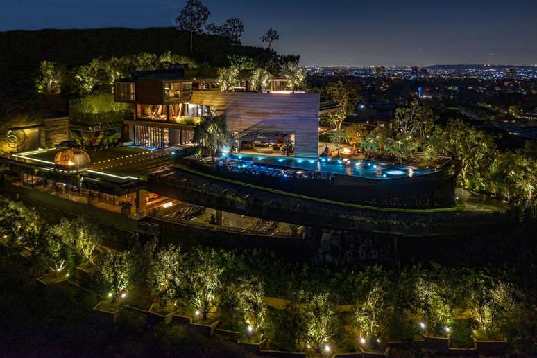 À noite, a construção em Pacific Palisades ficava ainda mais bonita