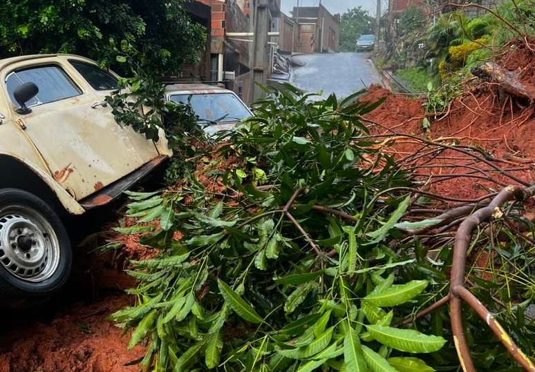 Carro ficou soterrado na rua Curió, uma das mais atingidas do bairro Vale do Sol, em Ipatinga (MG).