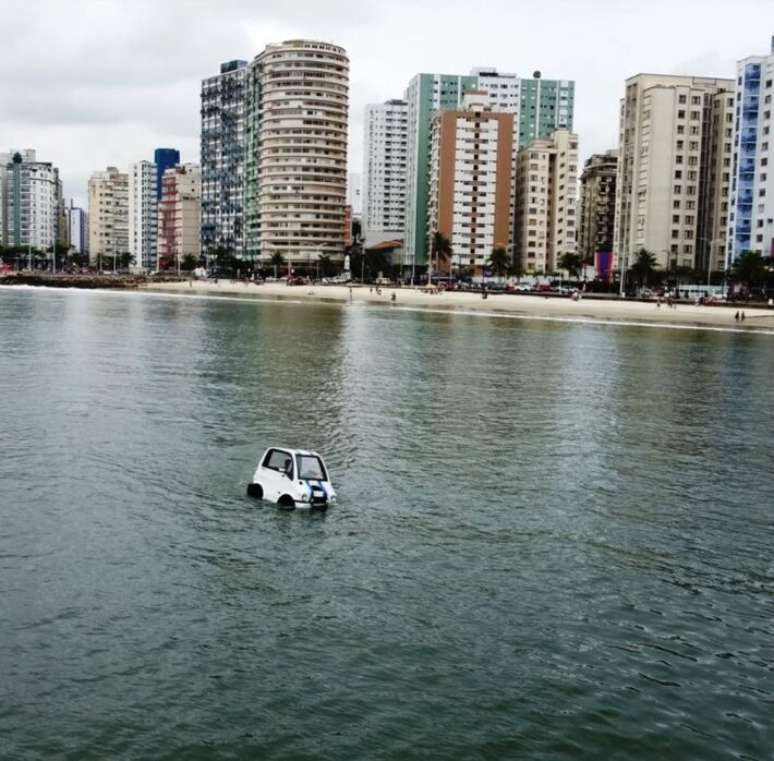 O carro anfíbio viralizou em redes sociais após navegar no litoral de São Vicente.