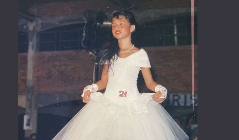 Quem será essa menina de vestido branco e franjinha que vai participar do 'BBB 25'?.