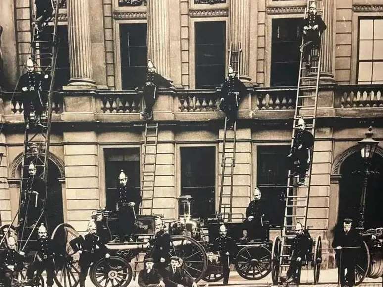 Corpo de bombeiros de Inverness, na Escócia,roleta de casino1910: brigadas contra incêndio de todo o Reino Unido copiaram o modelo de Edimburgo