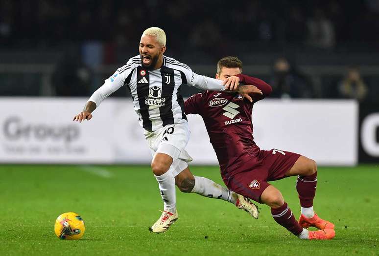 Douglas Luiz foi titular da Juventus no empate com o Torino –