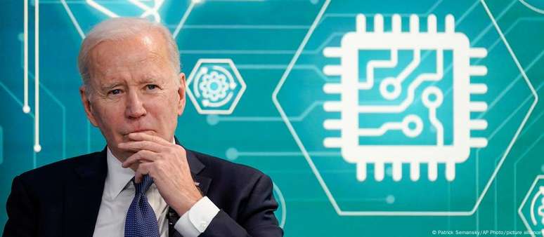 Apenas 18 países aliados dos EUA poderão continuar importando chips americanos, segundo novo conjunto de regras aprovadas pelo presidente Joe Biden no final de seu mandato