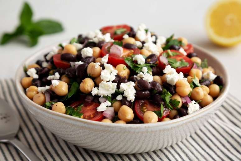 Salada de grão-de-bico e feijão-preto para melhorar o ganho de massa muscular 