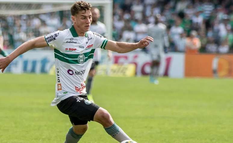 Natanael em ação pelo Coritiba. 