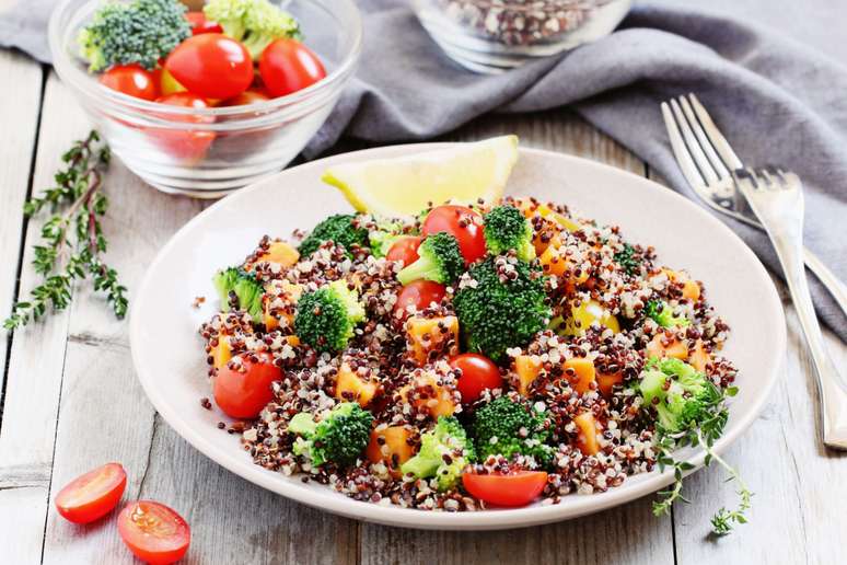 Salada de quinoa com brócolis e batata-doce laranja 