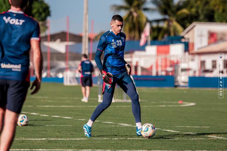 O goleiro Santos, com a camisa do Fortaleza. 