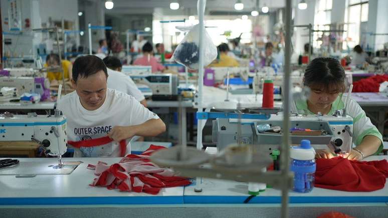 Trabalhadores são pagos por peça, e uma camiseta básica rende menos de um dólar