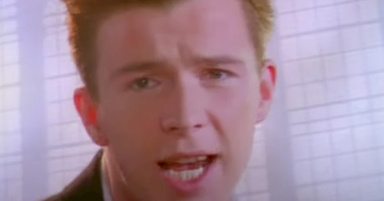 Rick Astley revela segredo inesperado em clipe da década de 1980