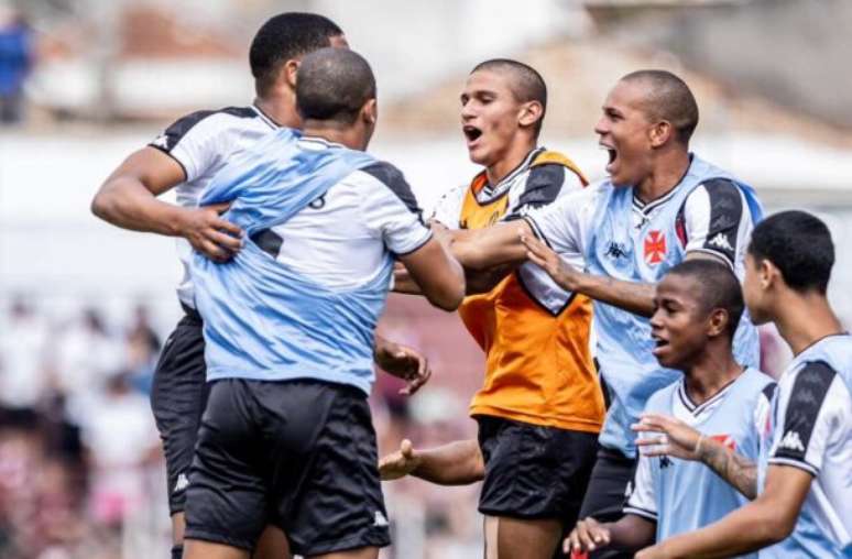 Árbitro Pablo Rodrigo entrega isqueiro lançado em direção ao goleiro do Vasco –