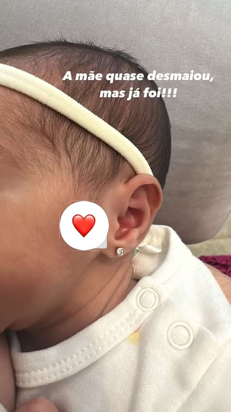 Graciele Lacerda furou a orelha da filha 