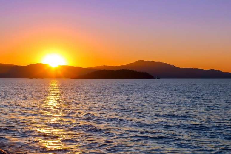 As águas calmas da Praia de Canasvieiras é ideal para passar um tempo com a família 