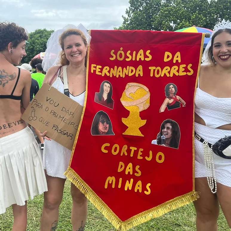 Fernanda Torres vira fantasia de Carnaval nos blocos do Rio