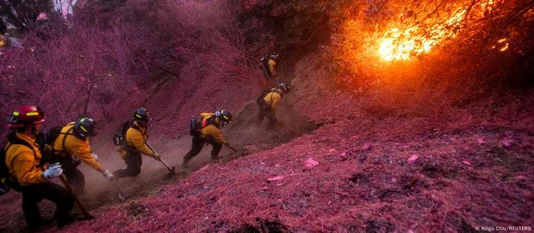 Equipes da Califórnia e de outros estados, além do México e do Canadá, atuam no combate aos incêndiosmrjack betLos Angeles