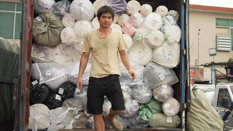 Caminhões chegam com novas remessas de tecidos durante todo o dia