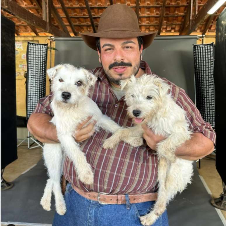 O ator Luis Lobianco e as cachorras Sony e Mac no set do filme "Chico Bento e a Goiabeira Maraviósa".