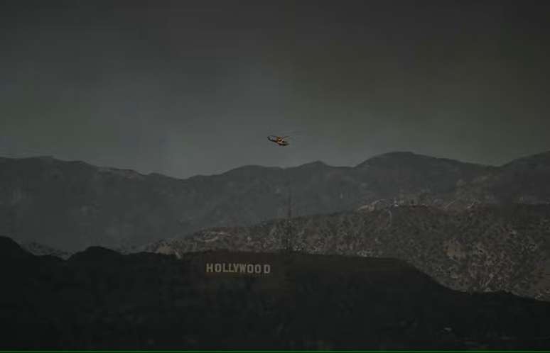 Letreiro de Hollywood em meio à fumaça dos incêndios que se alastram em Los Angeles