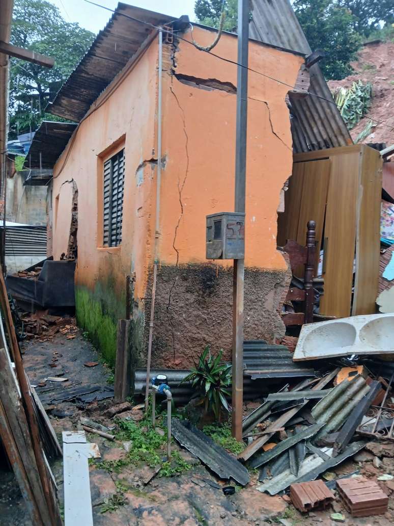 Moradores conseguiram sair a tempo da casa atingida por deslizamento próximo à rua Turin, onde houve mais mortes.