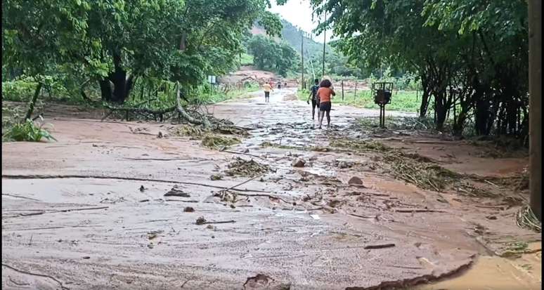 Rodovia MG-232, que conecta Santana do Paraíso a Mesquita, foi interditada por deslizamentos.