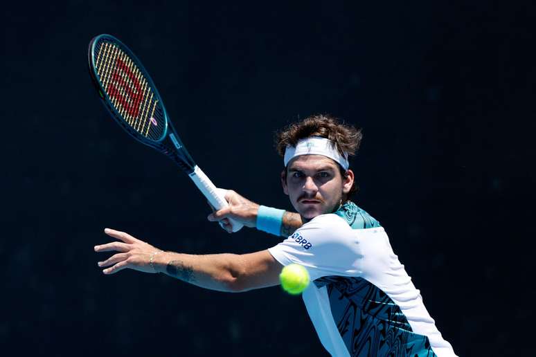 Thiago Seyboth Wild dari Brasil bermain melawan Fabian Marozsan dari Hongaria di Australia Terbuka di Melbourne Park, Australia pada Senin 13.