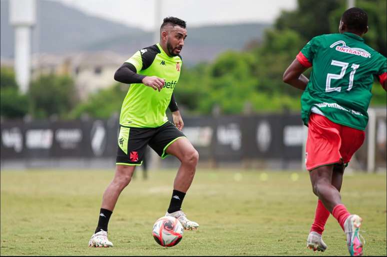 Payet atuando no jogo-treino na nova função -