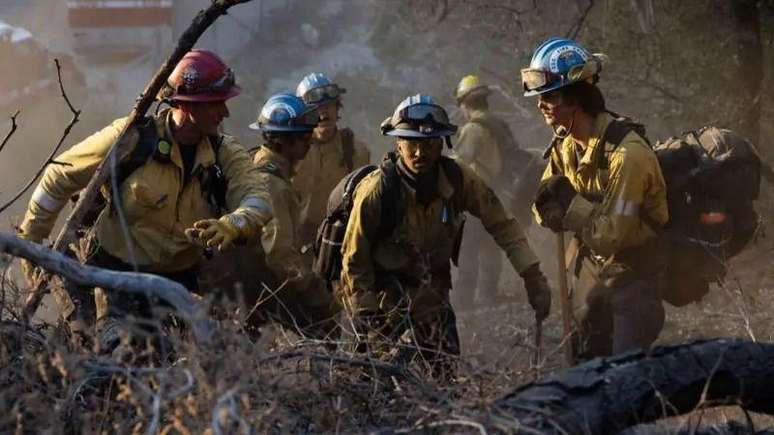 Bombeiros ainda tentam conter dois incêndios que atingem Los Angeles