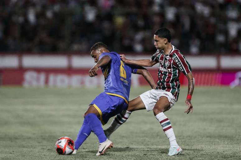 Isaque em ação no empate do Fluminense com o Sampaio Corrêa –