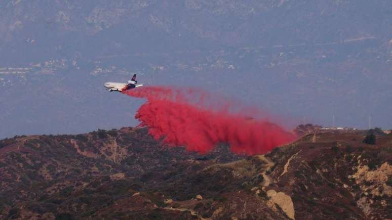 Retardante de chamas Phos-Chek é utilizado no combate a incêndios nos Estados Unidos desde 1963