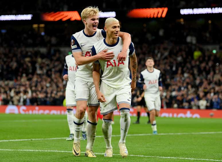 Richarlison comemorando um gol pelo Tottenham. 