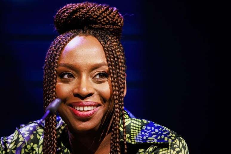 Chimamanda Ngozi Adichie retorna após dez anos de seu último romance