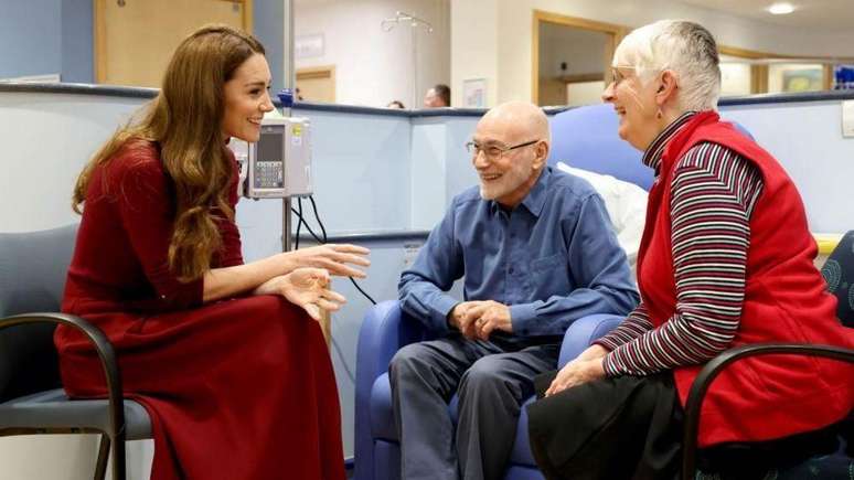 Visita foi primeiro compromisso real de Kate sozinha ap&oacute;s o tratamento