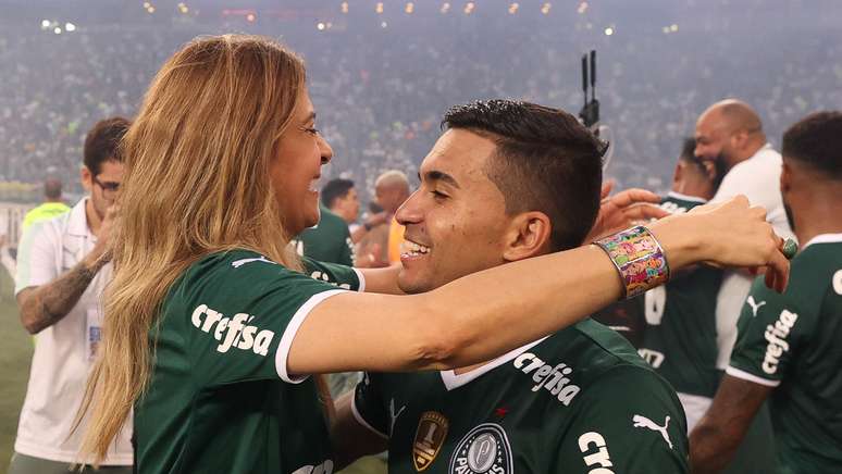 Leila e Dudu durante as comemorações do Campeonato Paulista de 2022; três anos depois, clima é tenso entre atacante e dirigente