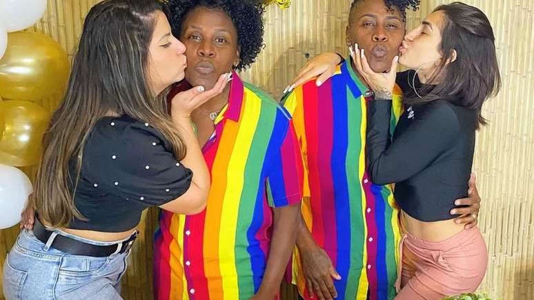 Pep&ecirc; e Nen&eacute;m com suas esposas