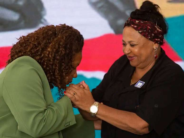 Ministra da Cultura, Margareth Menezes, e Vera Eunice de Jesus, filha de Carolina Maria de Jesus, em lançamento de prêmio literário em homenagem à escritora, em 2023.